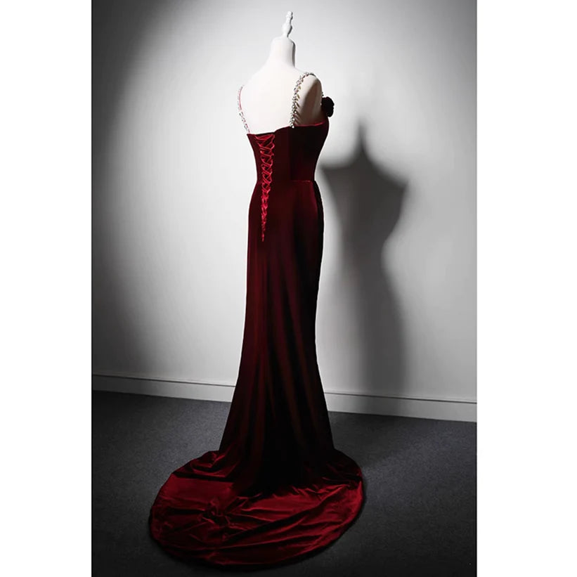 Vestido formal largo con cuentas y tirantes de sirena en color rojo vino